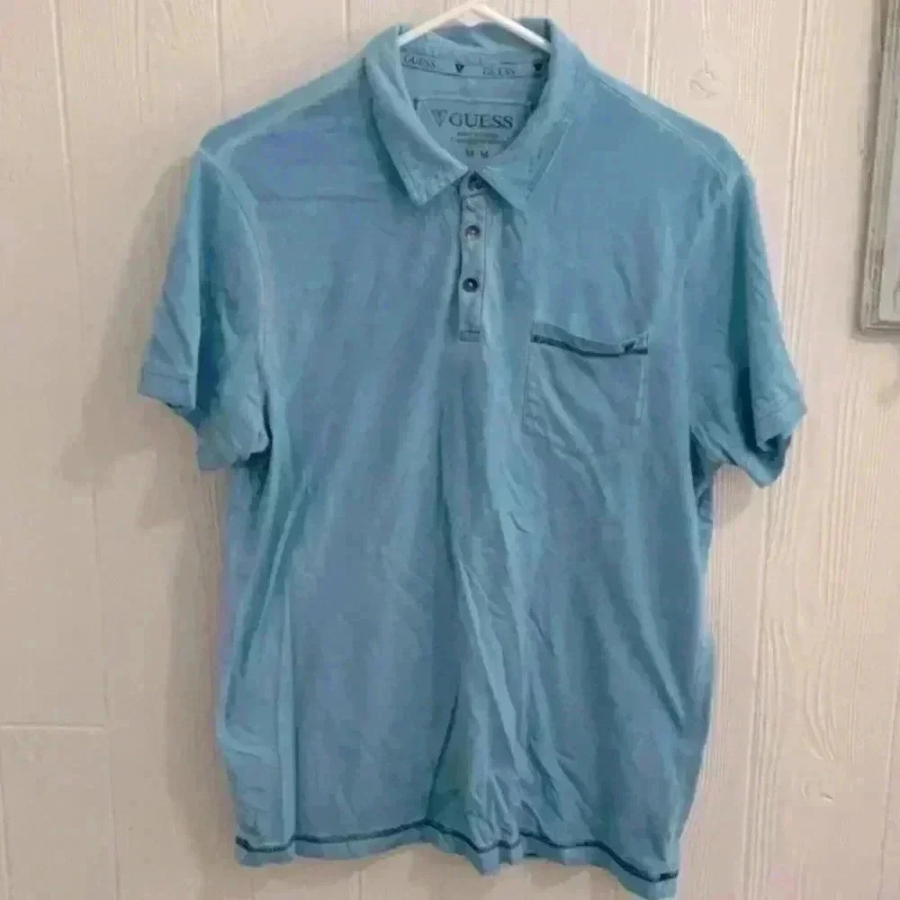 NWOT Guess Men’s Short Sleeve Shirt in Size Medium